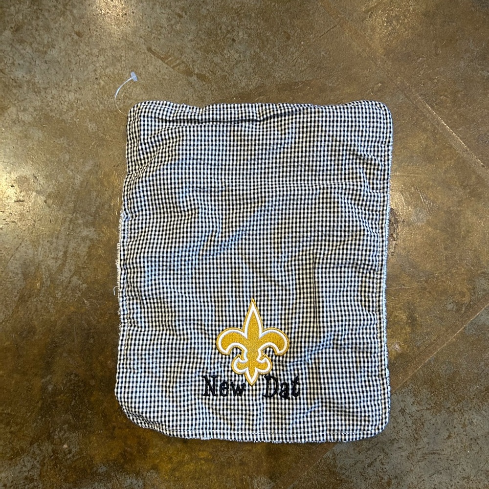 Black and White Checkered Cloth with Gold Fleur-de-lis
